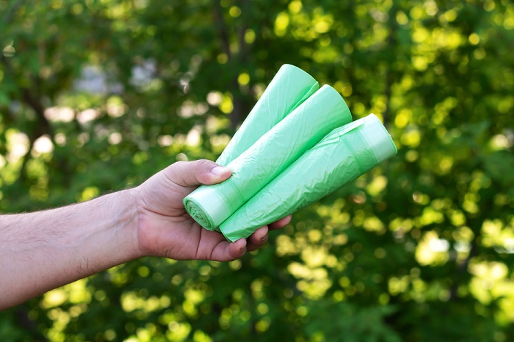 Holding Eco Plastic Garbage Bio Bags