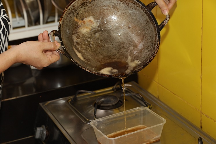 how to dispose cooking oil